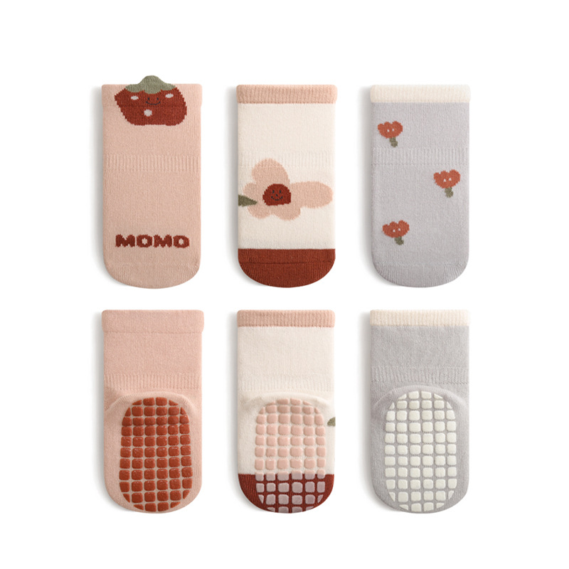Calcetines de piso de bebé primavera y otoño interior pegamento de fondo completo antideslizante a prueba de frío letras de dibujos animados lindos niños y niñas calcetines de niño