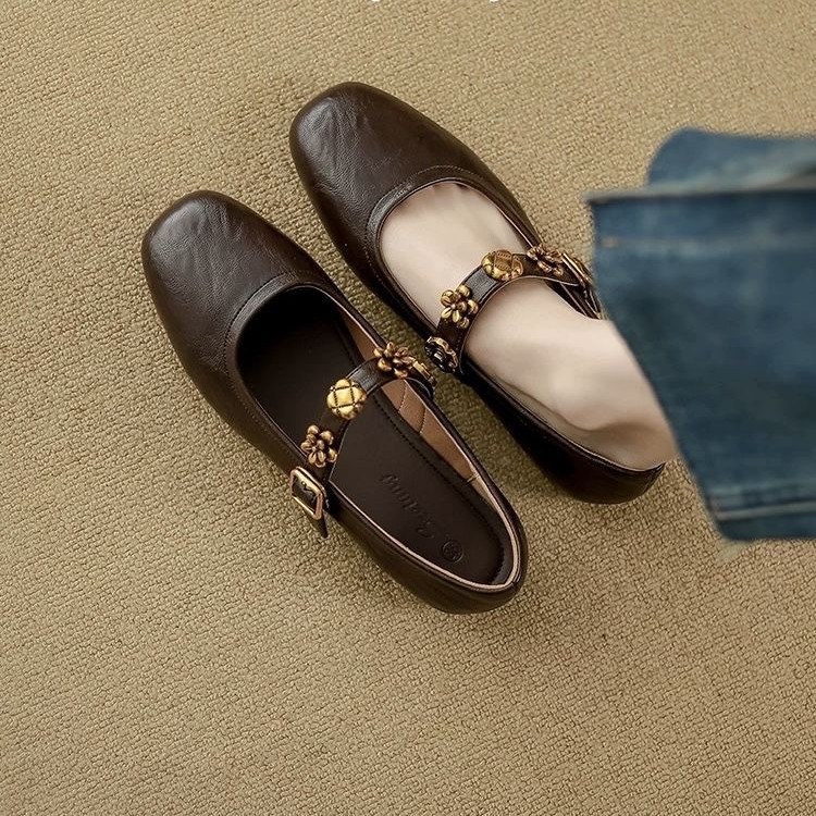 Zapatos franceses de Mary Zhen 2025 otoño nuevos zapatos de hebilla simple cabeza redonda poco profunda pequeña fragancia zapatos de cuero retrógrados