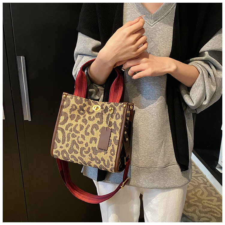 Bolso de patrón leopardo para mujeres 2026 nueva moda retro transfronteriza bolsa de viaje bolsa de tela de bloqueo mochila de hombro
