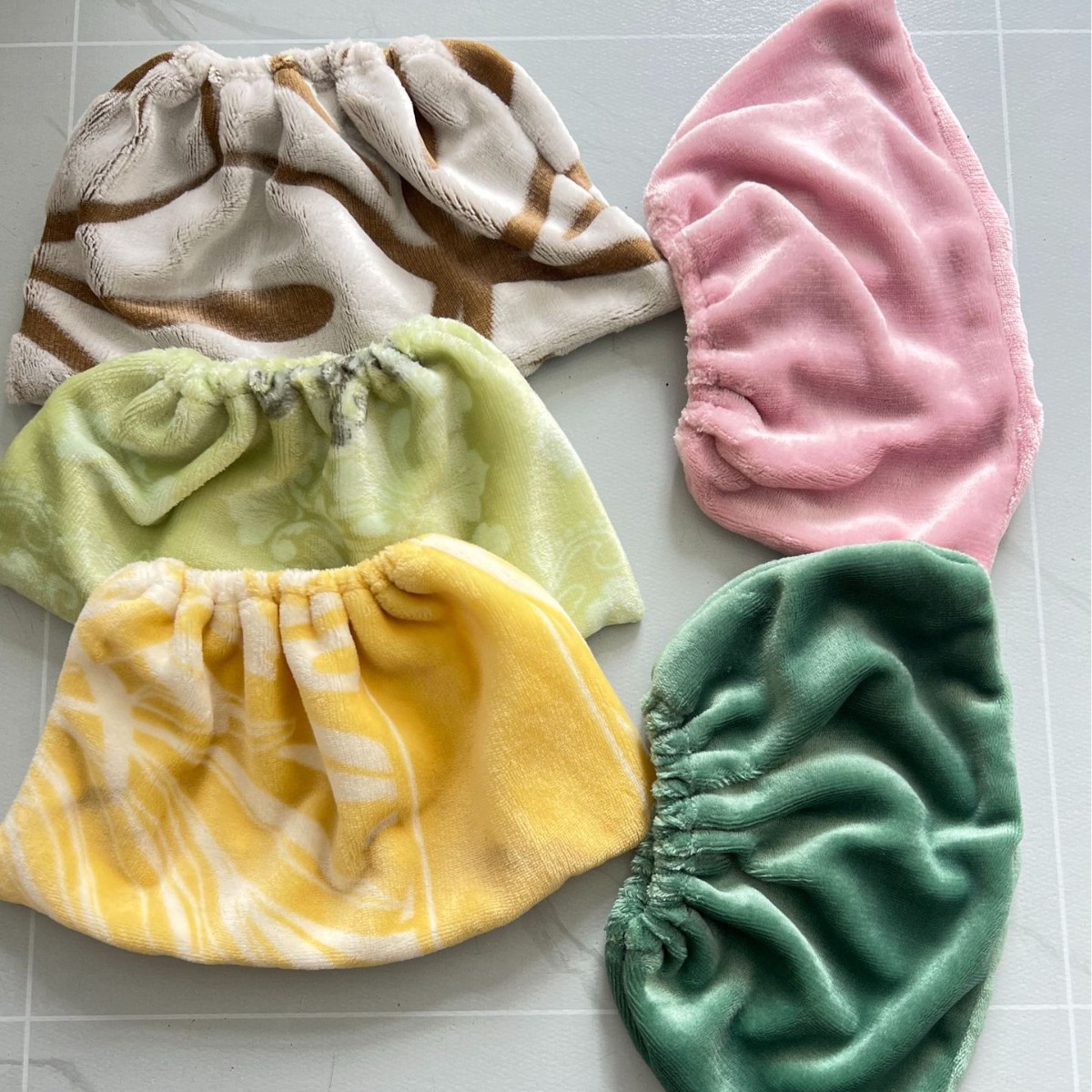 여러 가지 빛깔의 혼합 머리 탄력 있는 스타일