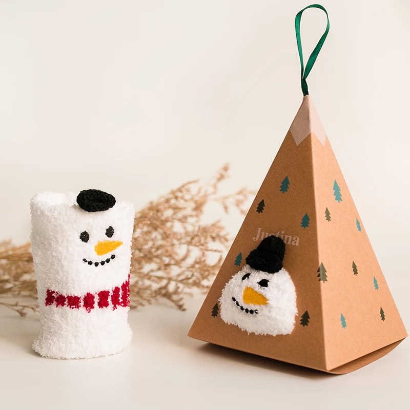 Otoño e Invierno nuevos calcetines de terciopelo de coral de invierno engrosada tridimensional de dibujos animados bordados piso calcetines de Navidad media Casa De terciopelo Calcetines