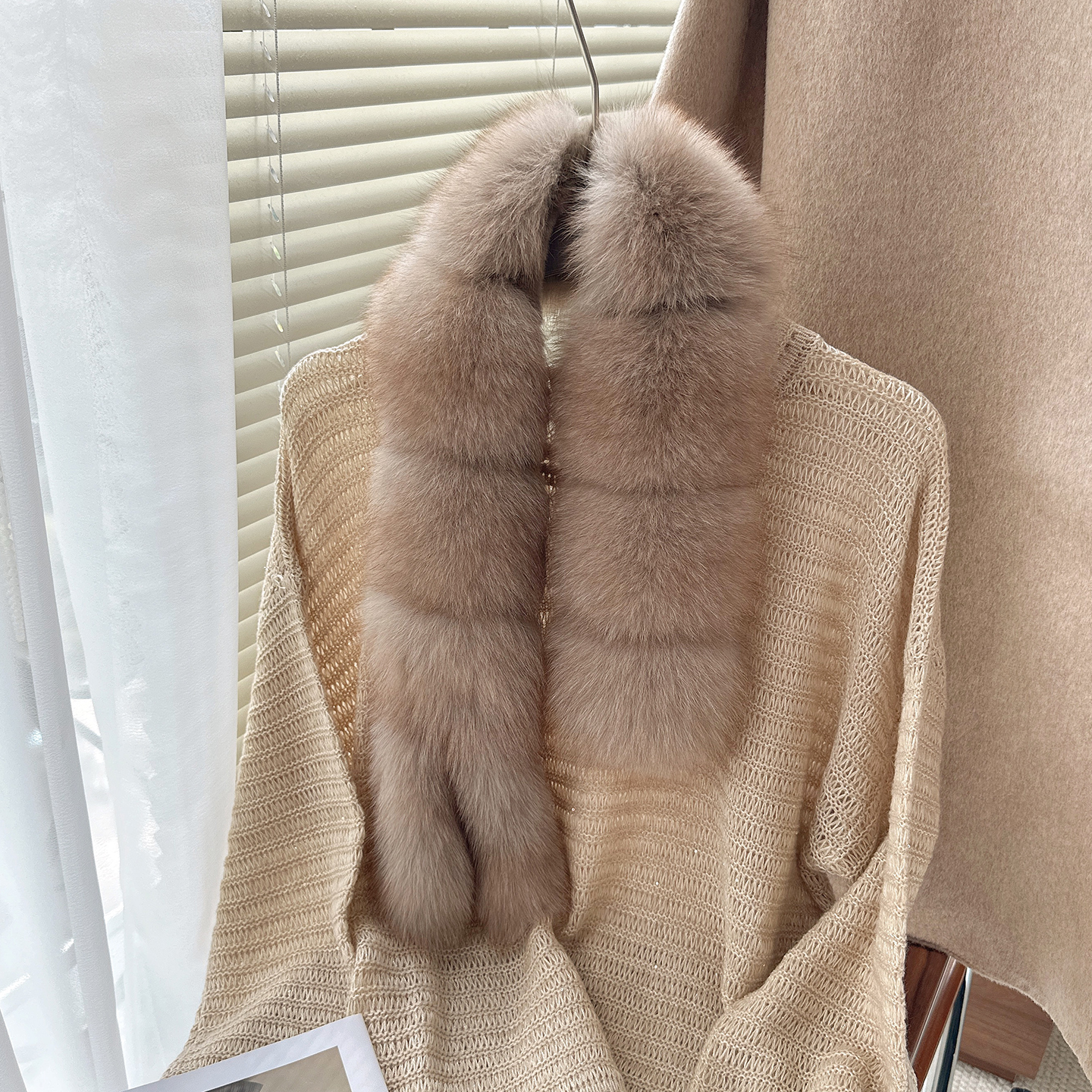 Fox fur scarf for women, winter, in a beautiful color palette, double-sided, with a small tail design, warm and versatile, with clips