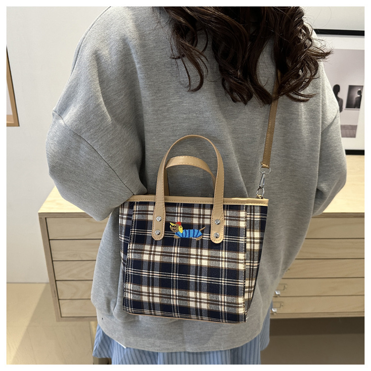 Cross-border personalized hand-carried fashionable and casual bucket bag for women, new autumn 2024 collection, contrasting color striped single-shoulder quality crossbody bag undefined