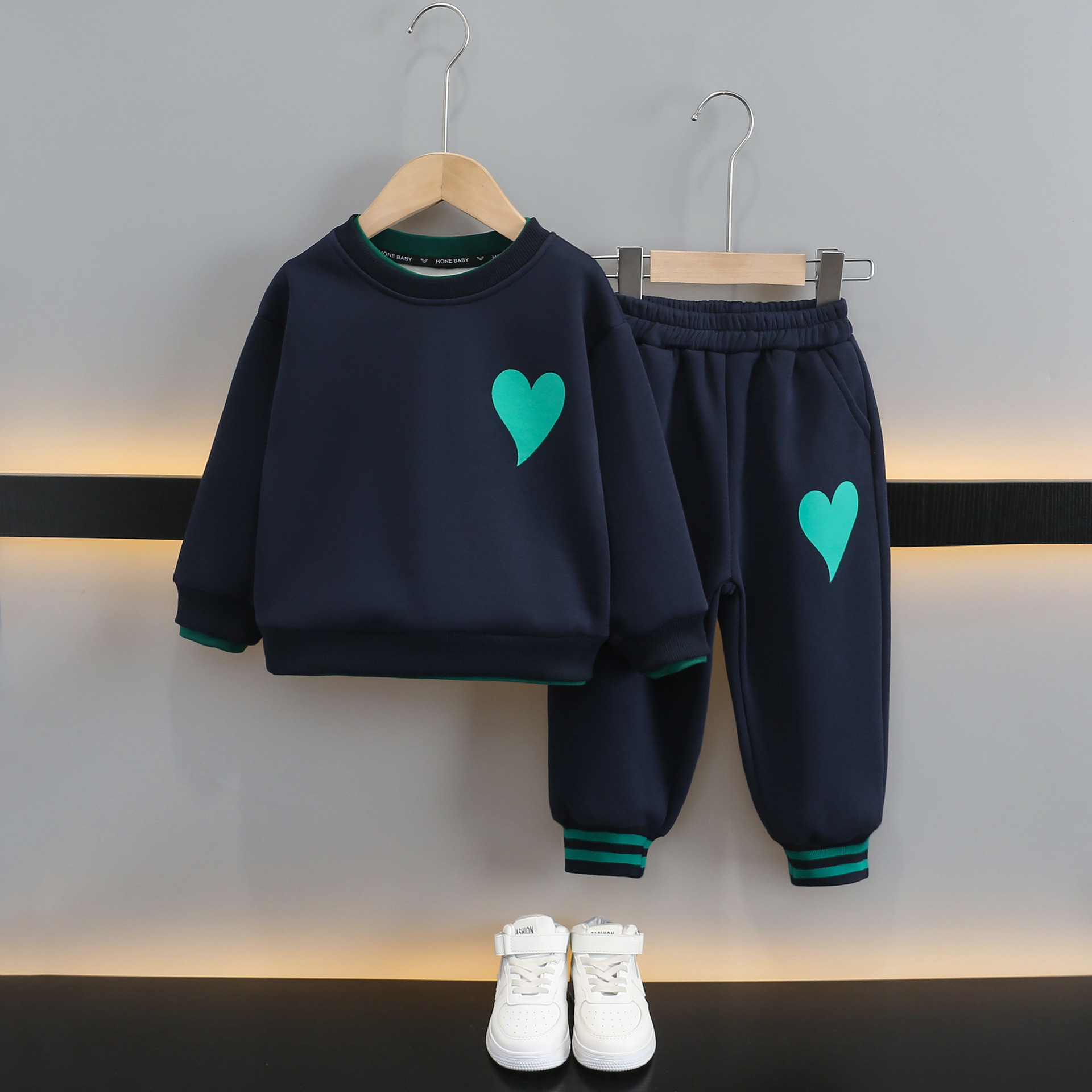 6361 Traje de terciopelo para niños y niños 2025 nuevo suéter de terciopelo de una pieza engrosado de otoño e invierno de dos piezas