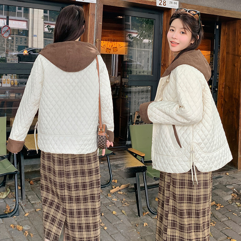 Chaqueta de algodón de plumón rombo transfronteriza para mujer corta 2024 otoño e invierno nuevo estilo chaqueta acolchada de algodón ligera chaqueta acolchada de algodón con capucha