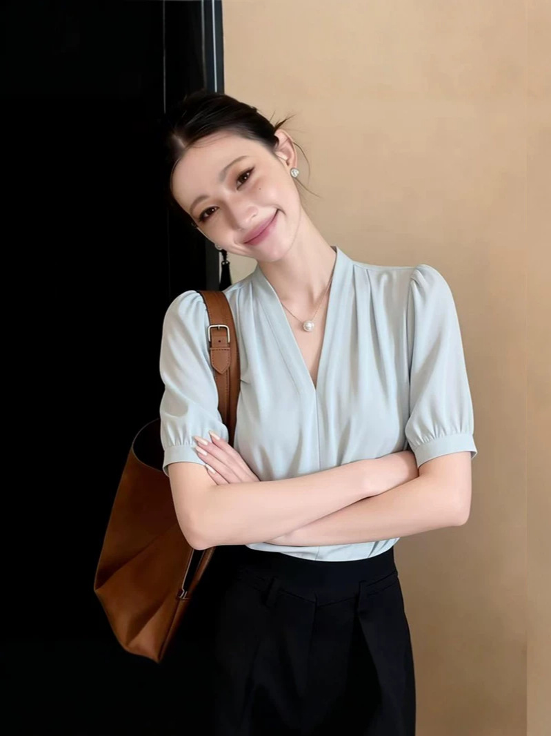 Áo sơ mi ngắn tay nữ satin dáng suông, chất liệu satin mềm mại, kiểu Pháp thanh lịch — màu xanh nhạt