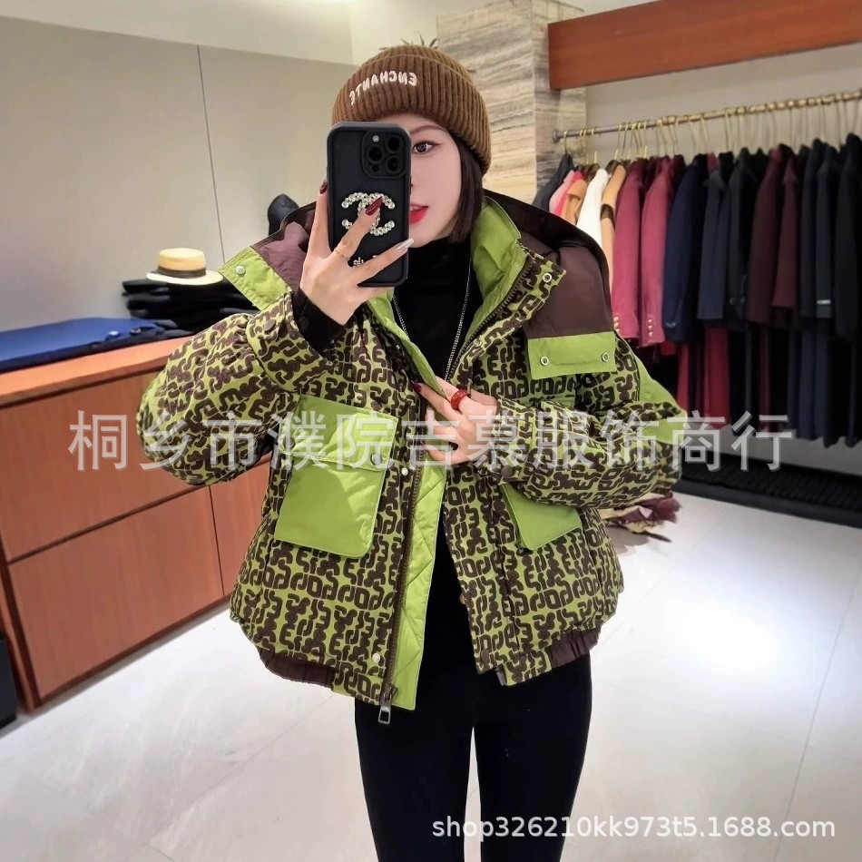 프린트된 고급스러운 스타일의 스플라이스 다운 재킷, 여성용 짧은 스타일, 2025 겨울 디자인, 틈새 시장의 두꺼운 재킷, 트렌디