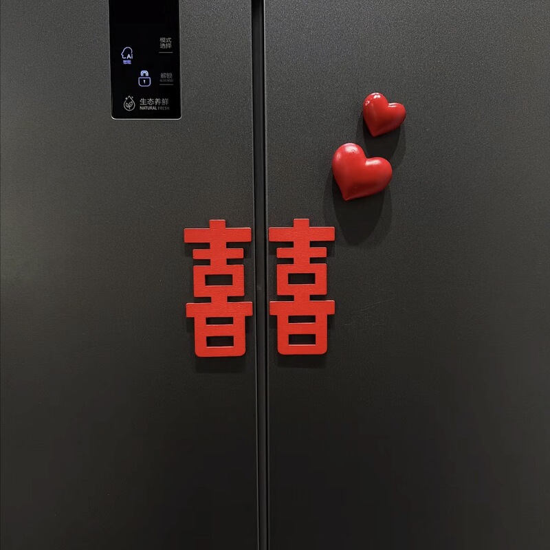 赤い喜の字の冷蔵庫は愛の磁気を貼って結婚の新婚の贈り物を用意します。|undefined