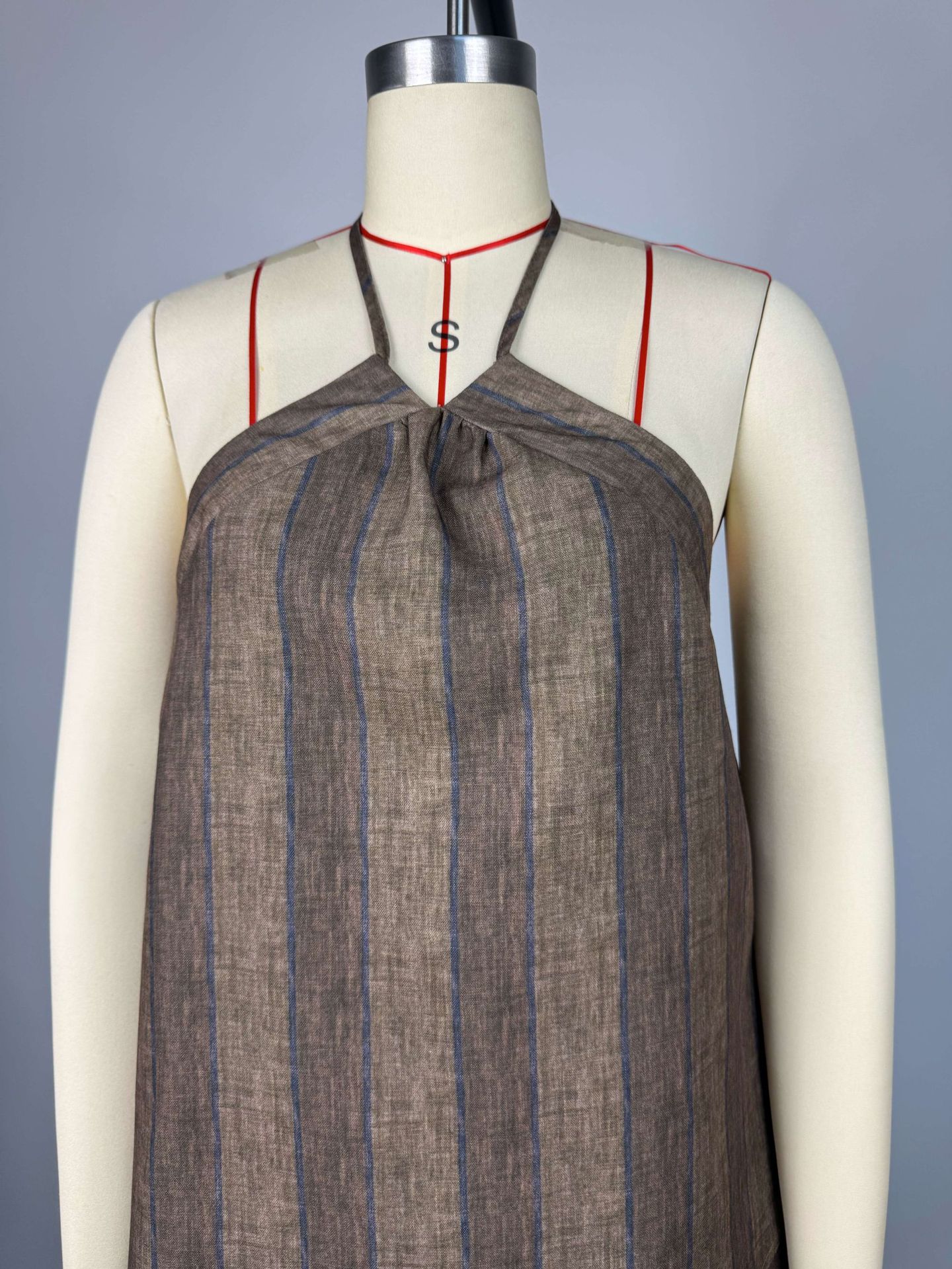Conjunto de pantalón para mujer con top halter y pierna ancha_voghion.com