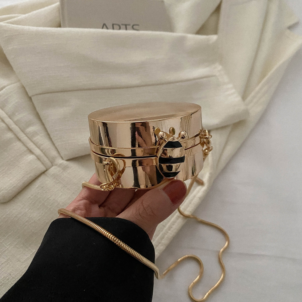 Women's Mini Arylic Solid Color Basic Classic Style Round Lock Clasp Shoulder Bag display picture 6