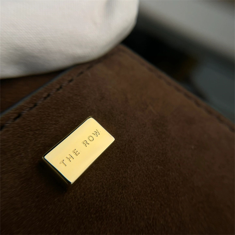 Pojemna torba na ramię The Row z prawdziwej skóry bydlęcej z zamszową warstwą wierzchnią. Margaux 15 Dong Jie to ta sama torebka na jedno ramię_voghion.com