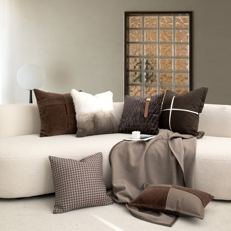 现代轻奢沙发抱枕高级感复古棕色绒布靠垫高档样板间靠枕咖色靠包