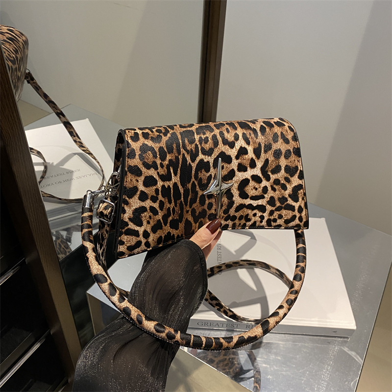 2025 primavera leopardo nuevo bolso de mujer bolso pequeño bolso de brazo estilo coreano bolso de hombro temperamento retrógrado bolso inclinado