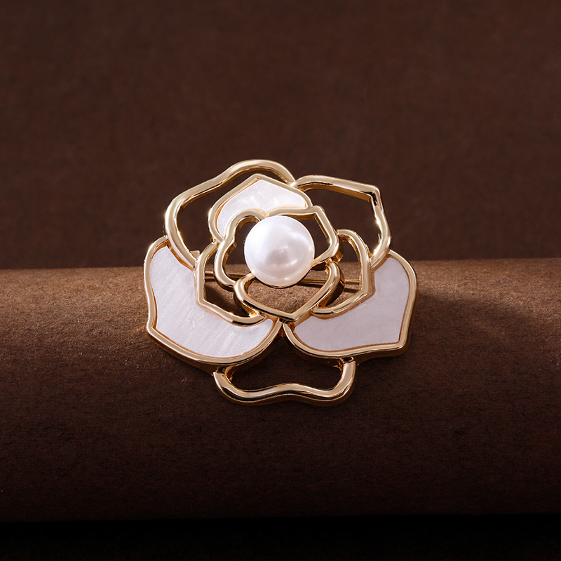 Imitation shell hollow camellia brooch women's high-end exquisite pearl corsage Chanel style coat temperament pin wholesale