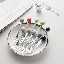轻奢陶瓷圆球水果叉家用不锈钢勺子多用途甜品勺高颜值色釉糕点叉