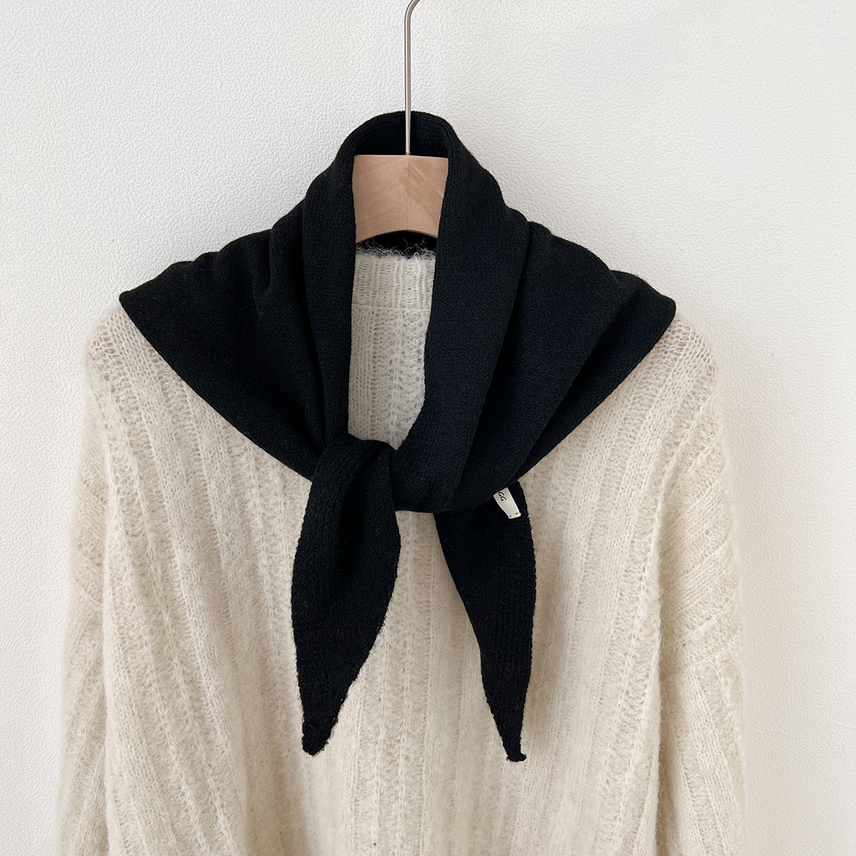 High-End Pure Color Triangle Shawl for Women Korean Style 2025 Spring & Fall New Fashion Neck Protector Versatile Knitted Cross Scarf