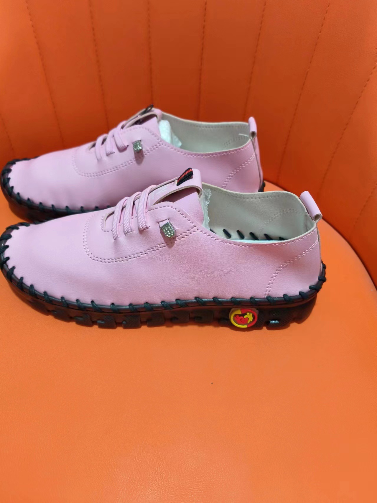 24 primavera y verano nuevos zapatos de tamaño único transfronterizos de tendón de tauro de mujer con suela suave costura a mano zapatos de madres mayores en stock al por mayor