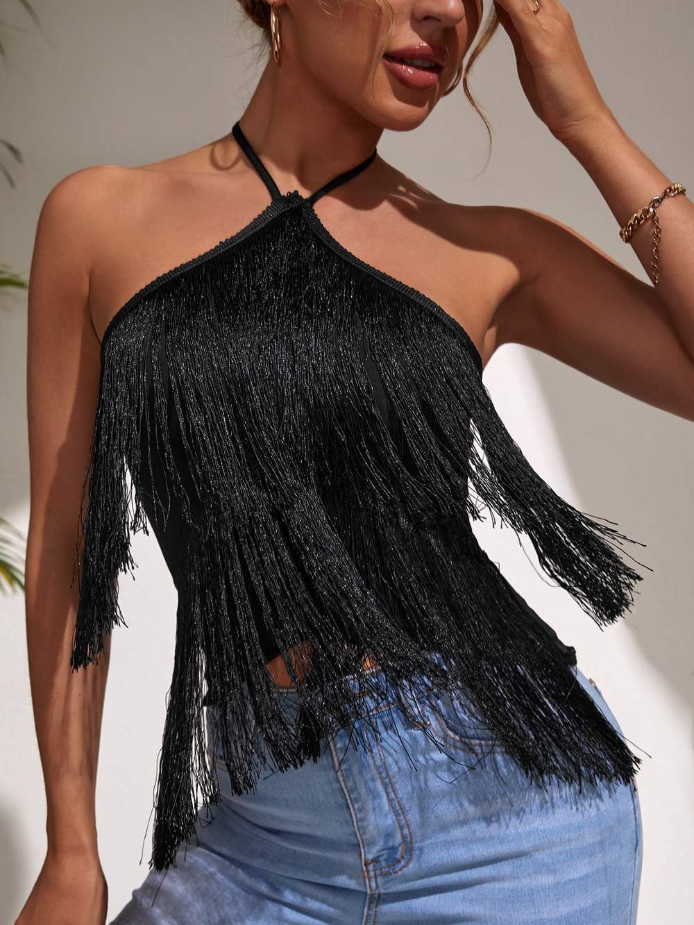 Top Con Cuello Halter Y Borlas A La Moda Con Correa Hueca De Verano display picture 1