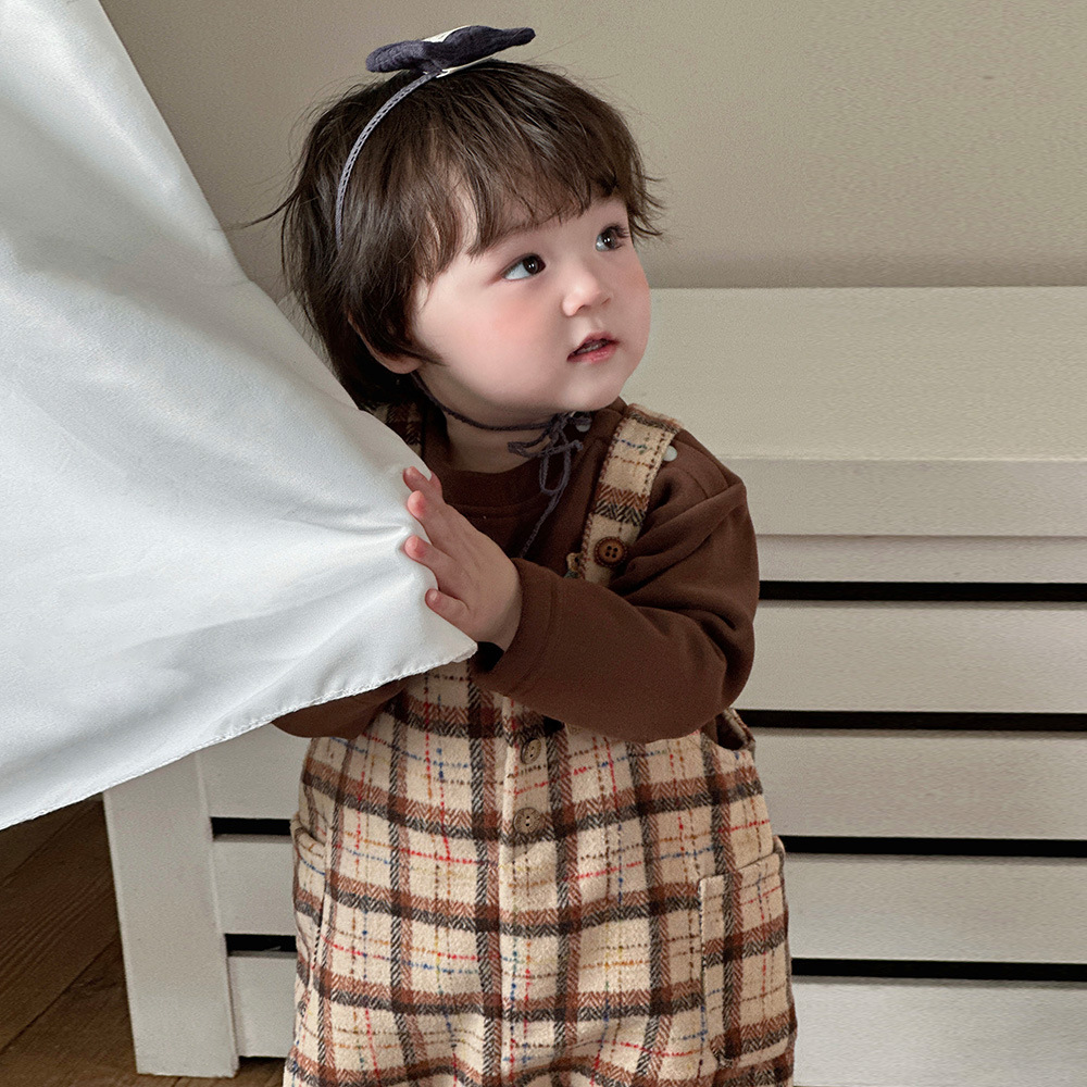 2024 invierno nuevo bebé Maillard plaid traje de estilo occidental engrosado, cálido y cómodo mono suave traje de dos piezas