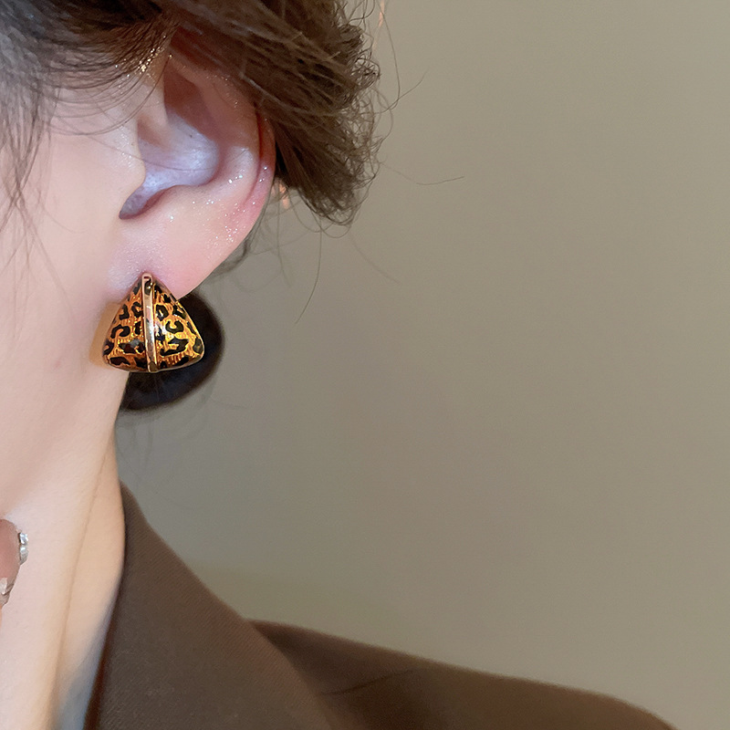 Boucles d'oreilles à clous géométriques à imprimé léopard en or véritable plaqué or haut de gamme, boucles d'oreilles rétro, boucles d'oreilles à la mode et au tempérament_voghion.com