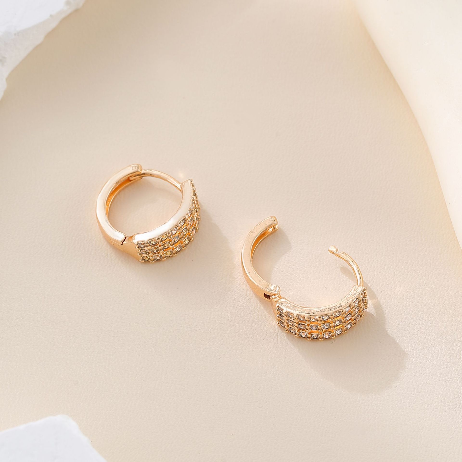 Europa y los Estados Unidos transfronterizos micro aretes de zirconio ligero nicho de lujo diseño único de bucles de orejas simple aretes de alta sensación