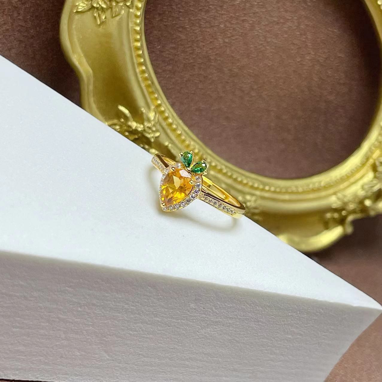 Organic ring with crystal