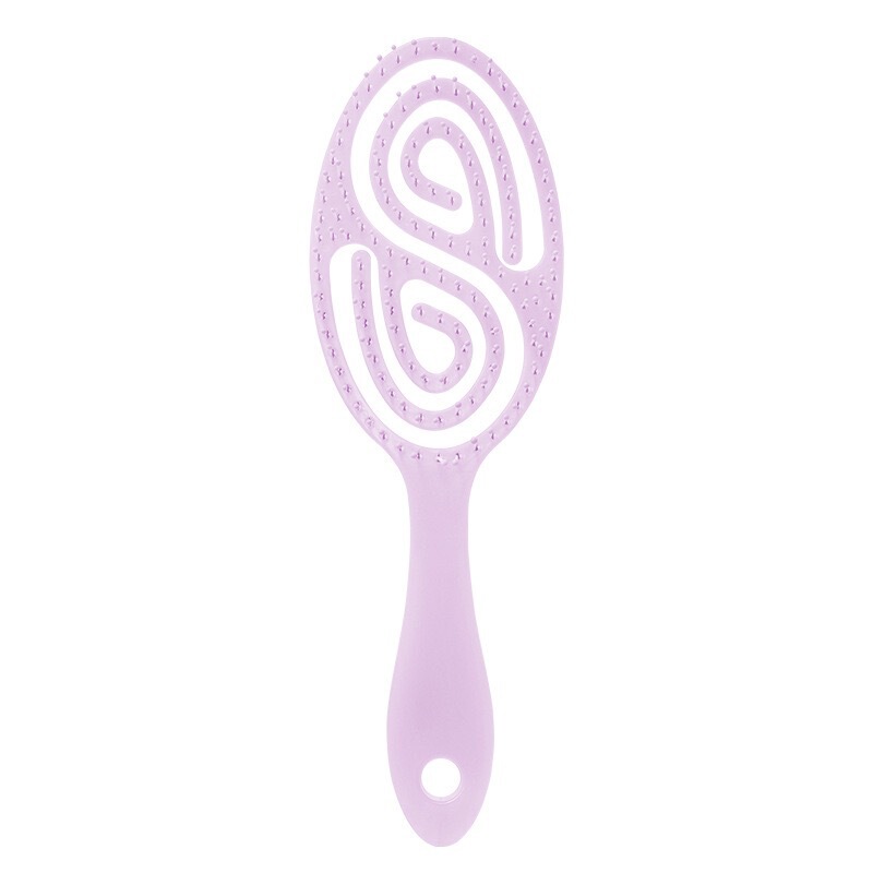 背の高いトップのふわふわとした櫛の透かし彫りの携帯用櫛の髪のついでに髪を櫛にします。|undefined