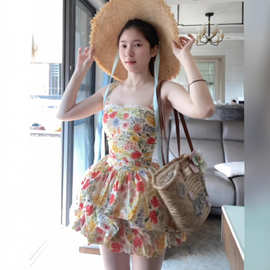 海边度假碎花吊带连衣裙女春夏季纯欲绝美气质收腰修身蓬蓬短裙子
