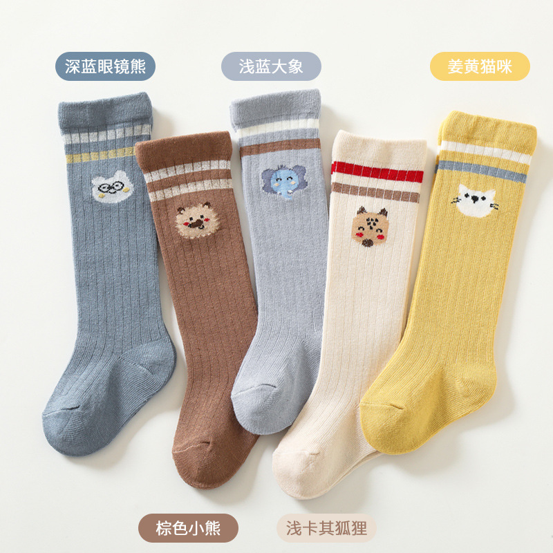 2025 otoño e invierno nuevas medias de bebé coreanas estilo universitario calcetines de pantorrilla para niños calcetines altos para estudiantes de animales a rayas