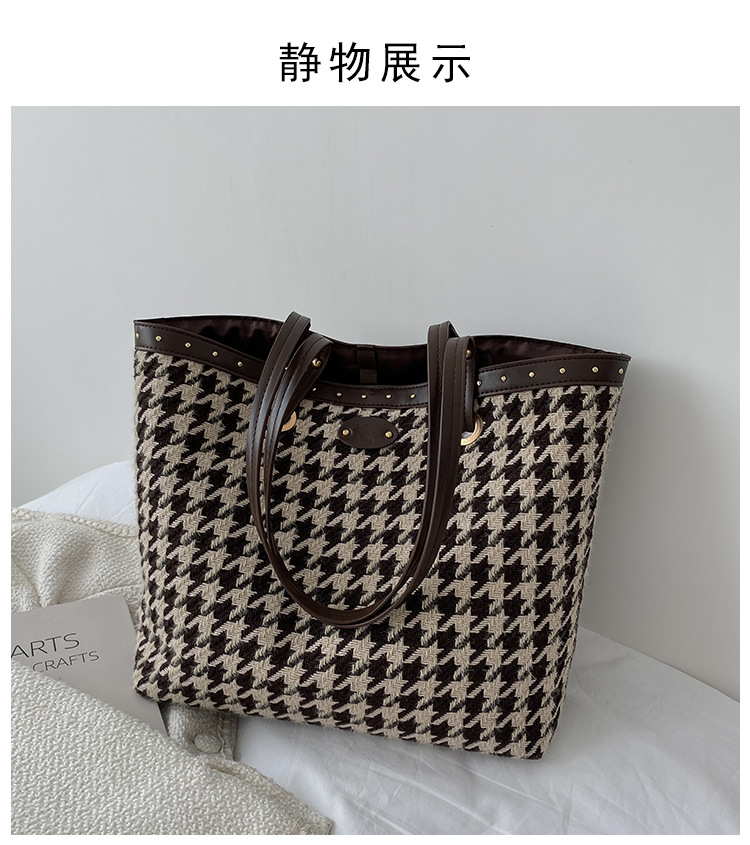 Fashion Large-capacity 2021 New Fashion Niche Shoulder Bag Autumn And Winter Commuter Bag display picture 12