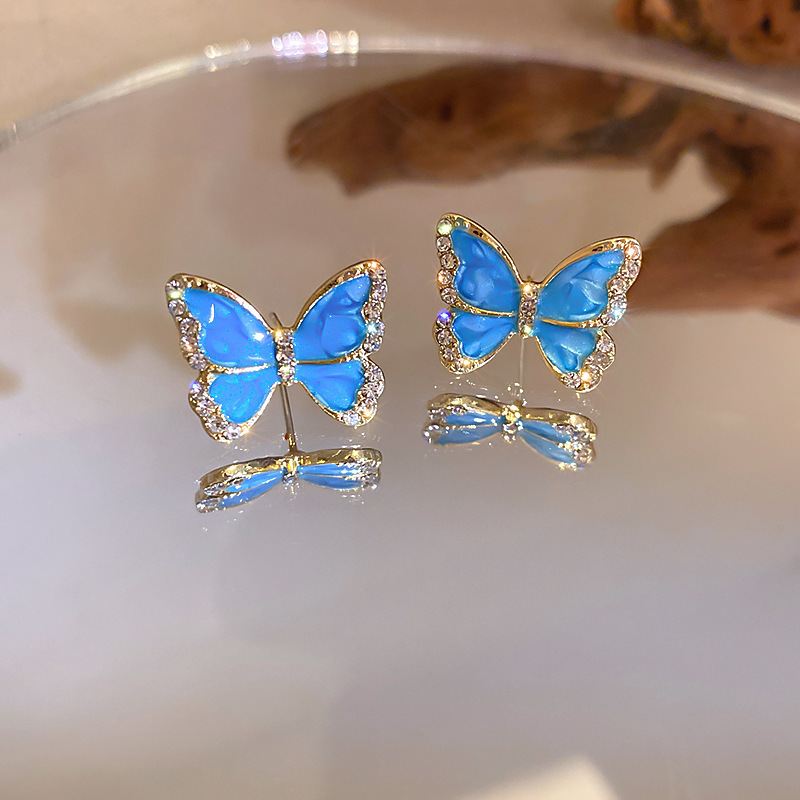 Pendientes de perlas asimétricas con cuernos de diamantes súper parpadeantes de plata Pendientes de nicho de viento frío femenino Pendientes de lujo ligero de alta calidad