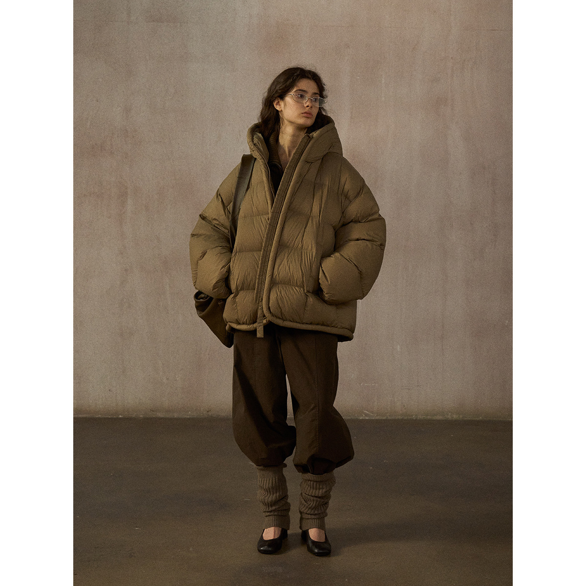 【识几】超柔云朵感轻盈泡芙立领连帽保暖简约羽绒服外套女M9528