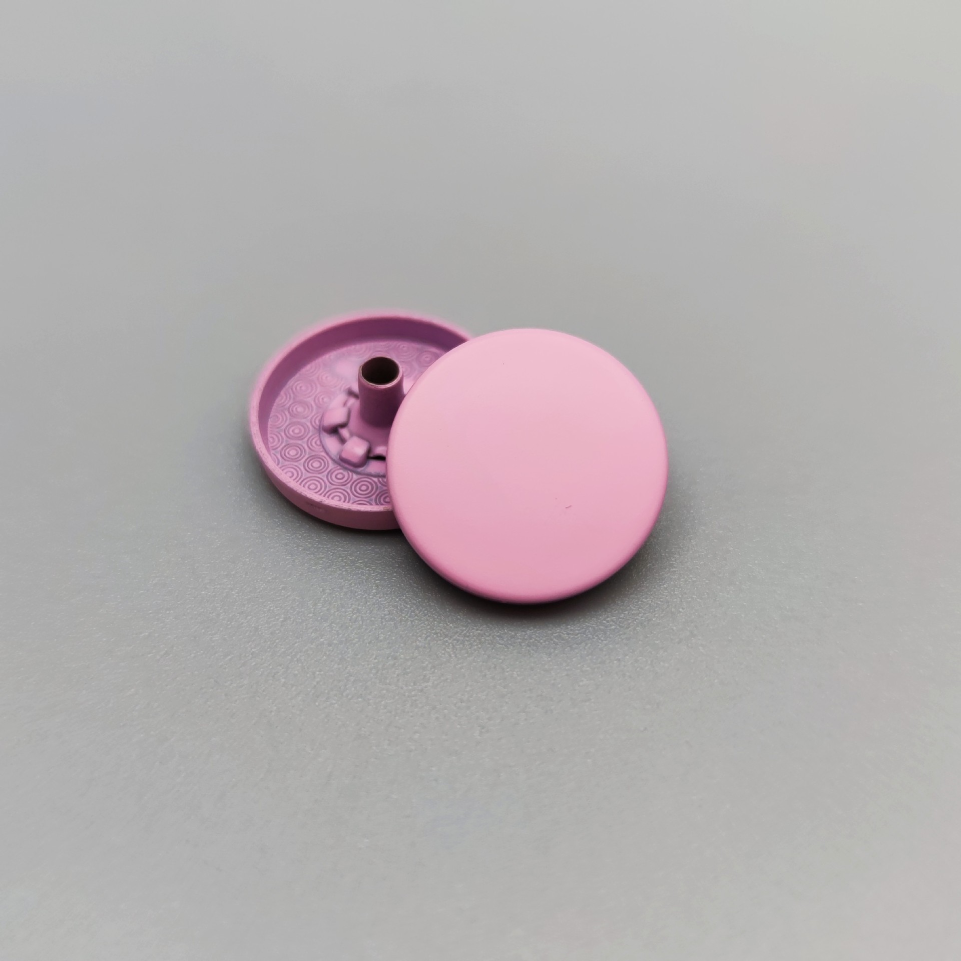 Venta al por mayor de fábrica de metal botón a presión color pintura en aerosol botón plano abrigo de algodón acolchado abajo chaqueta botón