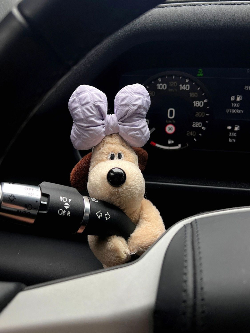 Adornos pequeños para automóvil, lindo perro reparador, muñeco de peluche para mujer, tapón interior de automóvil de alta calidad, decoración, limpiaparabrisas rojo neto