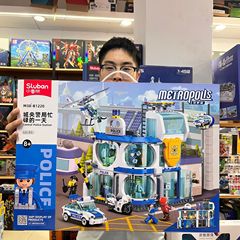 魯班警察の指揮車城央警察署の積み木模型の子供の小粒の益智はおもちゃのプレゼントを詰めます。