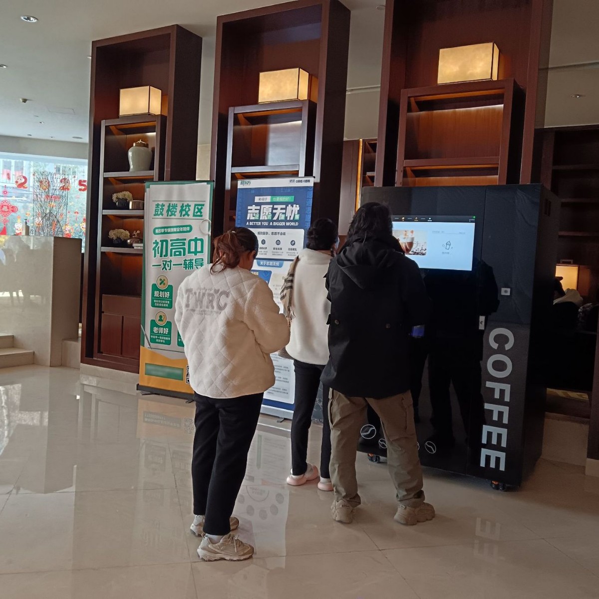 Máquina de café inteligente IoT máquina de café de hielo molido soporta una variedad de pagos caída automática de taza de cubierta