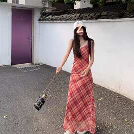 洋气甜美红色格纹连衣裙女夏季V领蕾丝拼接网纱吊带裙度假风长裙