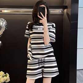 运动套装女2025夏季新款休闲时尚条纹短袖短裤两件套宽松减龄跑步
