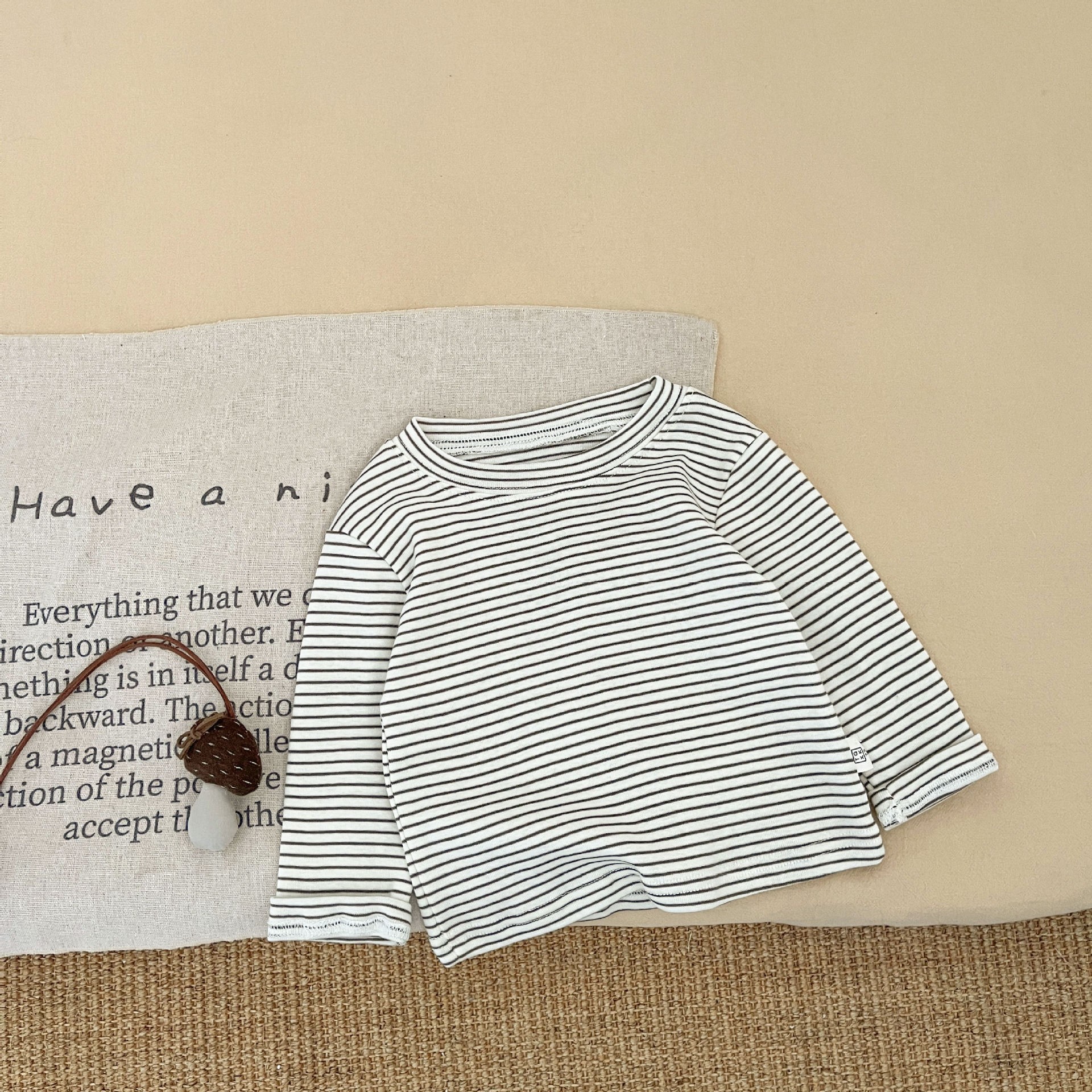 Baby lindo chaleco de punto primavera y otoño coreano chico camiseta de fondo a rayas bebé pantalones casuales de tres piezas