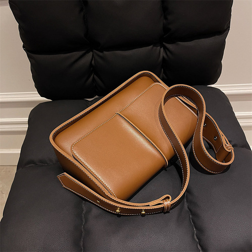 The trendy small handbags for women, popular on Instagram, niche  new fashion winter shoulder bag, celebrity-style small square bag