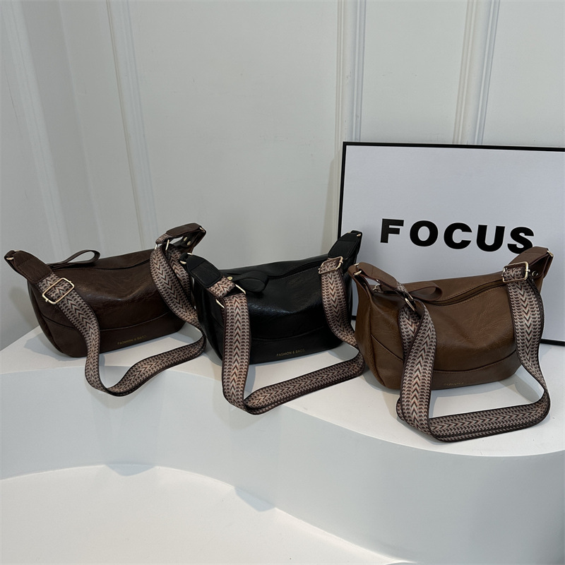 2024 moda Primavera pequeño bolso de las mujeres simple estilo retro bolsa de dumpling portátil suave Pu hombro bolsa de mensajero de moda transfronteriza