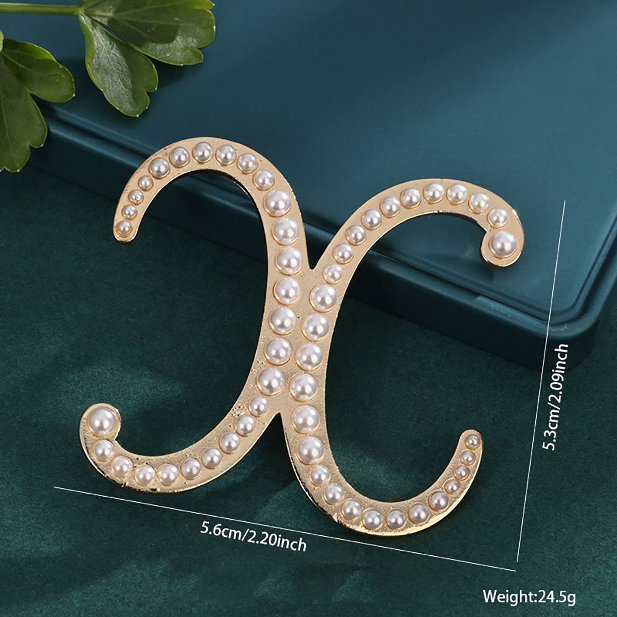 26 broches con letras en inglés de perlas, alfileres para ropa, decoraciones retro transfronterizas europeas y americanas, accesorios antiexposición para cuello