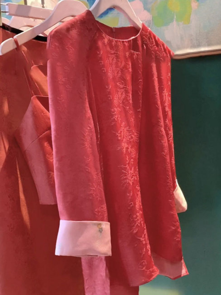 Design red retro elegant autumn shirt