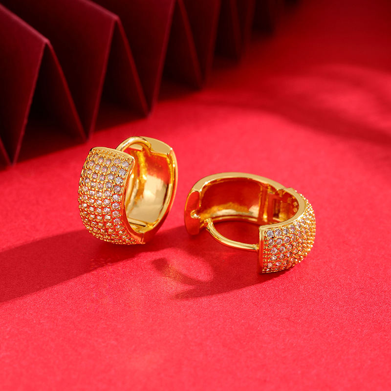 Hebilla de oreja de aleación de cobre Pendientes de diamantes llenos de oro de imitación clásico de las mujeres elegantes