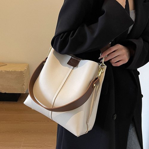 The 2024 New Fashion Autumn Versatile Wide Strap Single Shoulder Crossbody Bucket Bag for Women with Large Capacity