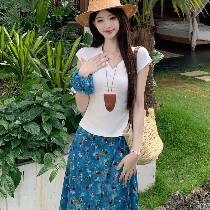 ファッションスーツ白 V ネック半袖 Tシャツ女性の夏のハイウエスト痩身花柄スカート 2 点セット|undefined