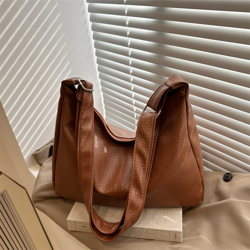 Bolso de axila de cara suave de gran capacidad Bolso especial para mujer 2024 Bolso nuevo estilo Bolso bandolera simple de un solo hombro de color sólido de moda