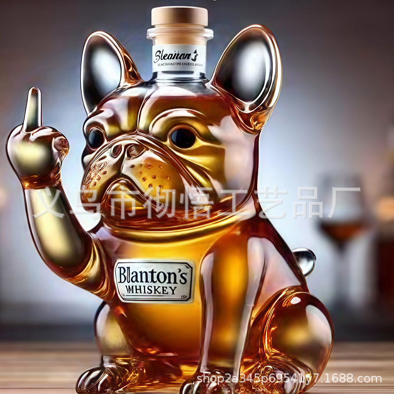国境を越えて爆発したJeep Whiskey Bottleジープウイスキーの複数のボトルの振り子|undefined