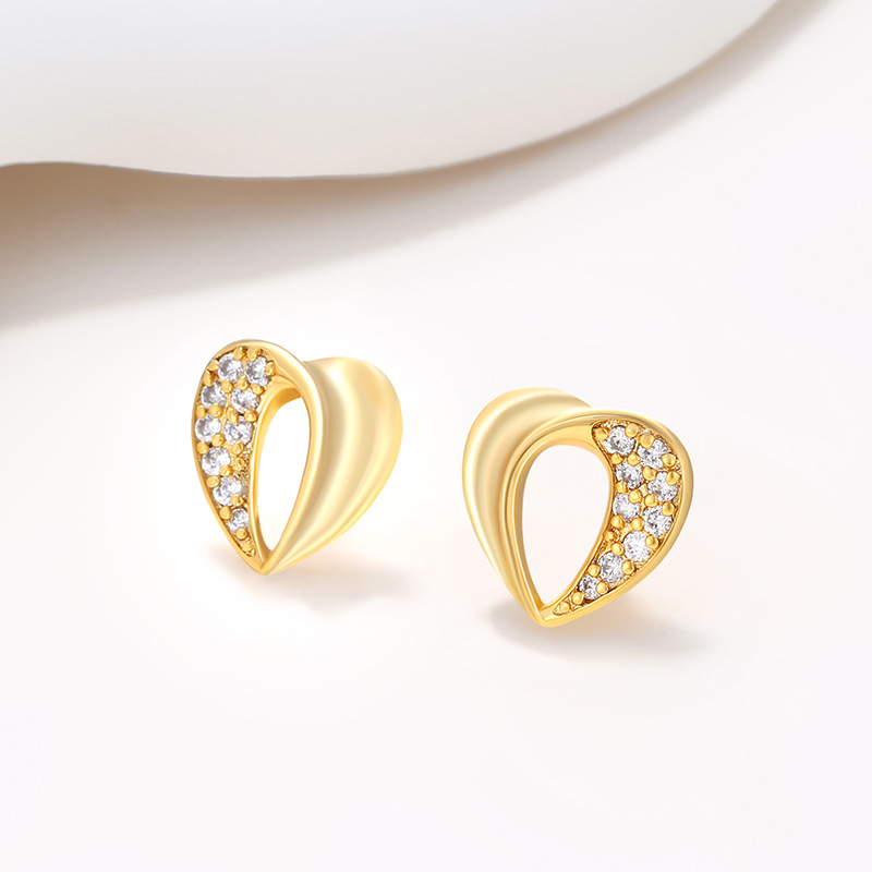 Joyería Xuping aleación de cobre chapado en 24K color pernos en forma de corazón de gemas artificiales, diseño de pendientes de amor ligero y lujoso
