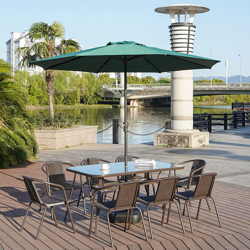 Стол, стул и зонт